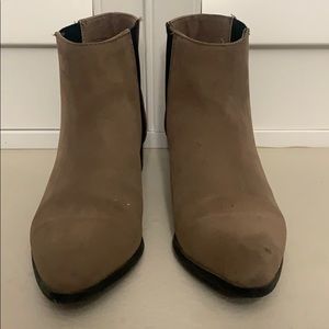 Woman’s ankle booties size 6